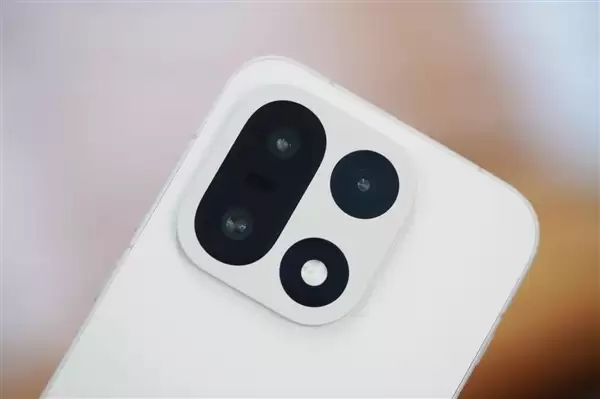 行业第一块165Hz高刷高分屏!一加15图赏