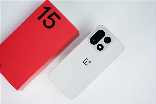 行业第一块165Hz高刷高分屏!一加15图赏