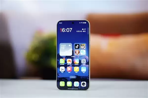 行业第一块165Hz高刷高分屏!一加15图赏