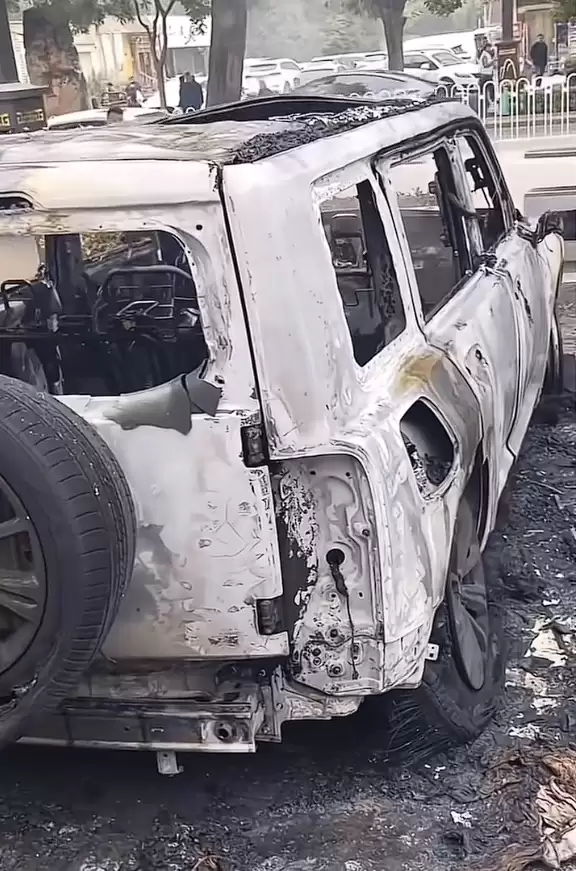 陕西一哈弗猛龙突然起火 灭火器根本没用:烧成框架