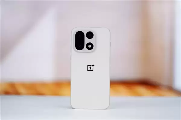 行业第一块165Hz高刷高分屏!一加15图赏