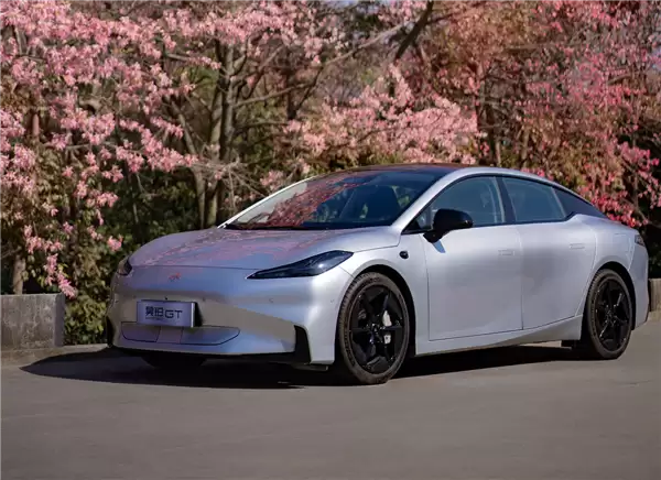 15万买中型纯电性能轿跑!广汽昊铂GT全新Lite版上市