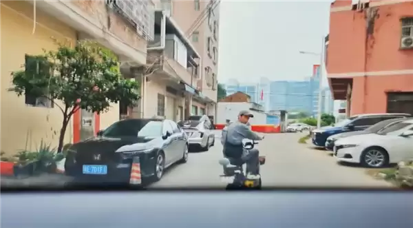 阿维塔车主连续三次误踩油门 AEB全部刹停：救了小哥一命