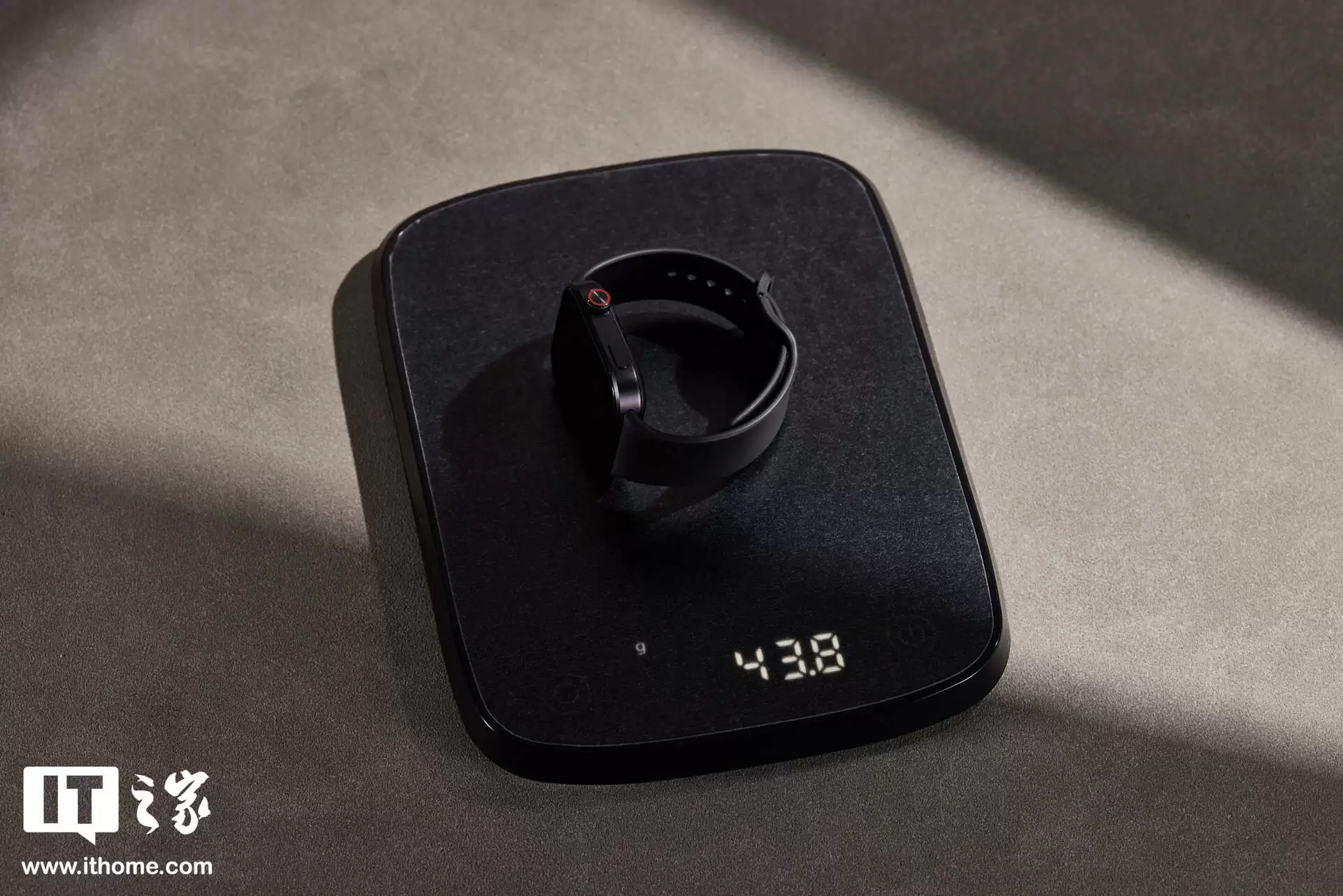 【IT之家开箱】小米 REDMI Watch 6 智能手表实拍：彩色 AOD、铝合金中框