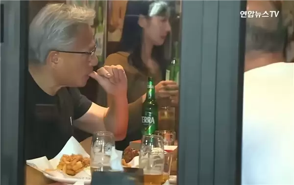 时隔15年访韩 黄仁勋与三星李在镕、现代汽车郑义宣吃炸鸡、喝交杯酒