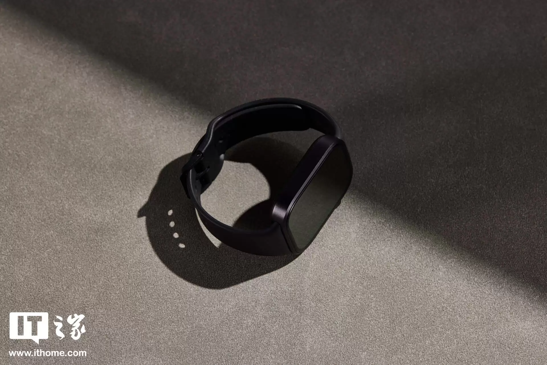 【IT之家开箱】小米 REDMI Watch 6 智能手表实拍：彩色 AOD、铝合金中框