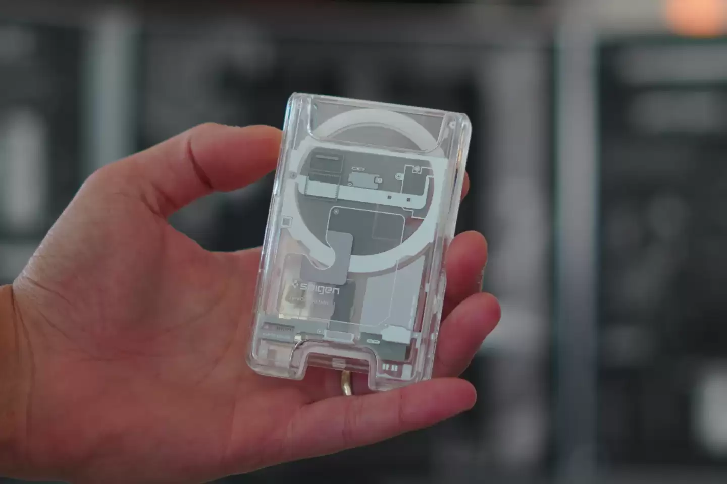 Spigen 推出 Zero:One 手机壳，让 iPhone 17 系列秒变“透明探索版