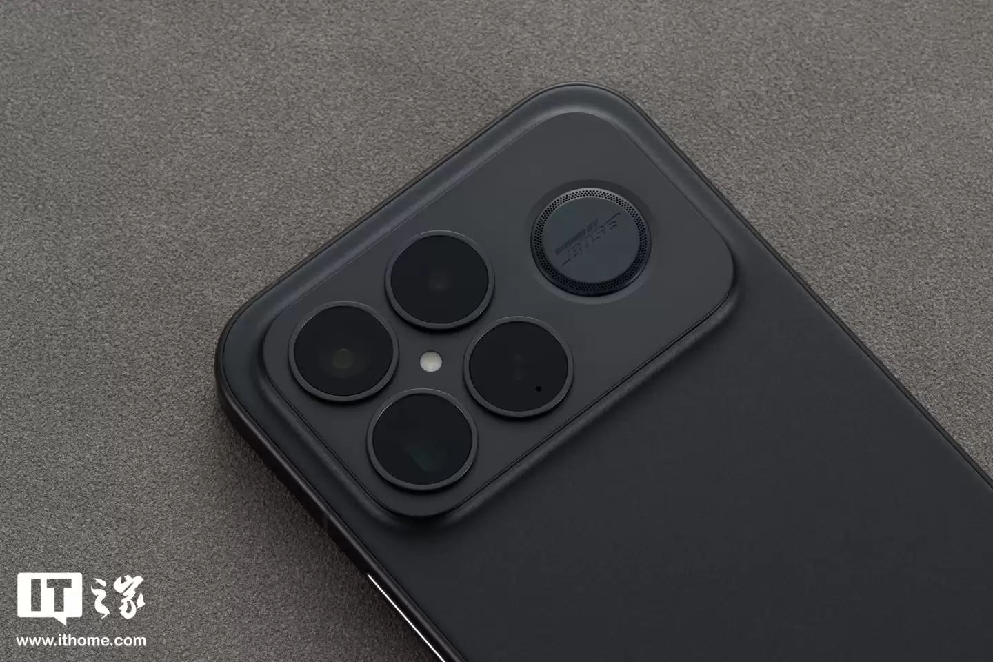 【IT之家开箱】Redmi K90 Pro Max 黑色款手机图赏：全新设计语言，质感出众