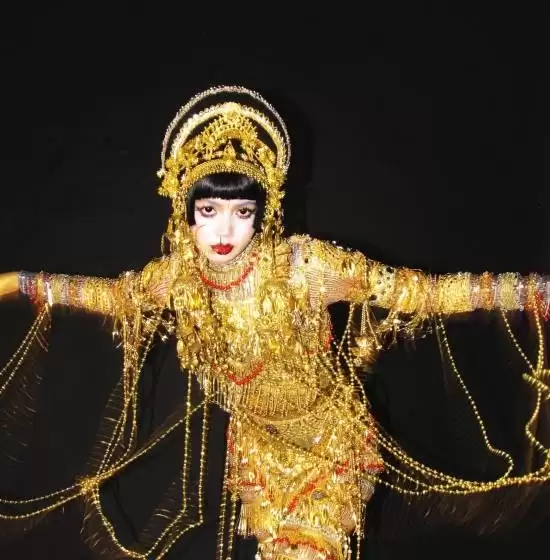 LISA万圣节神还原《爱死机》!黄金女妖美艳无比