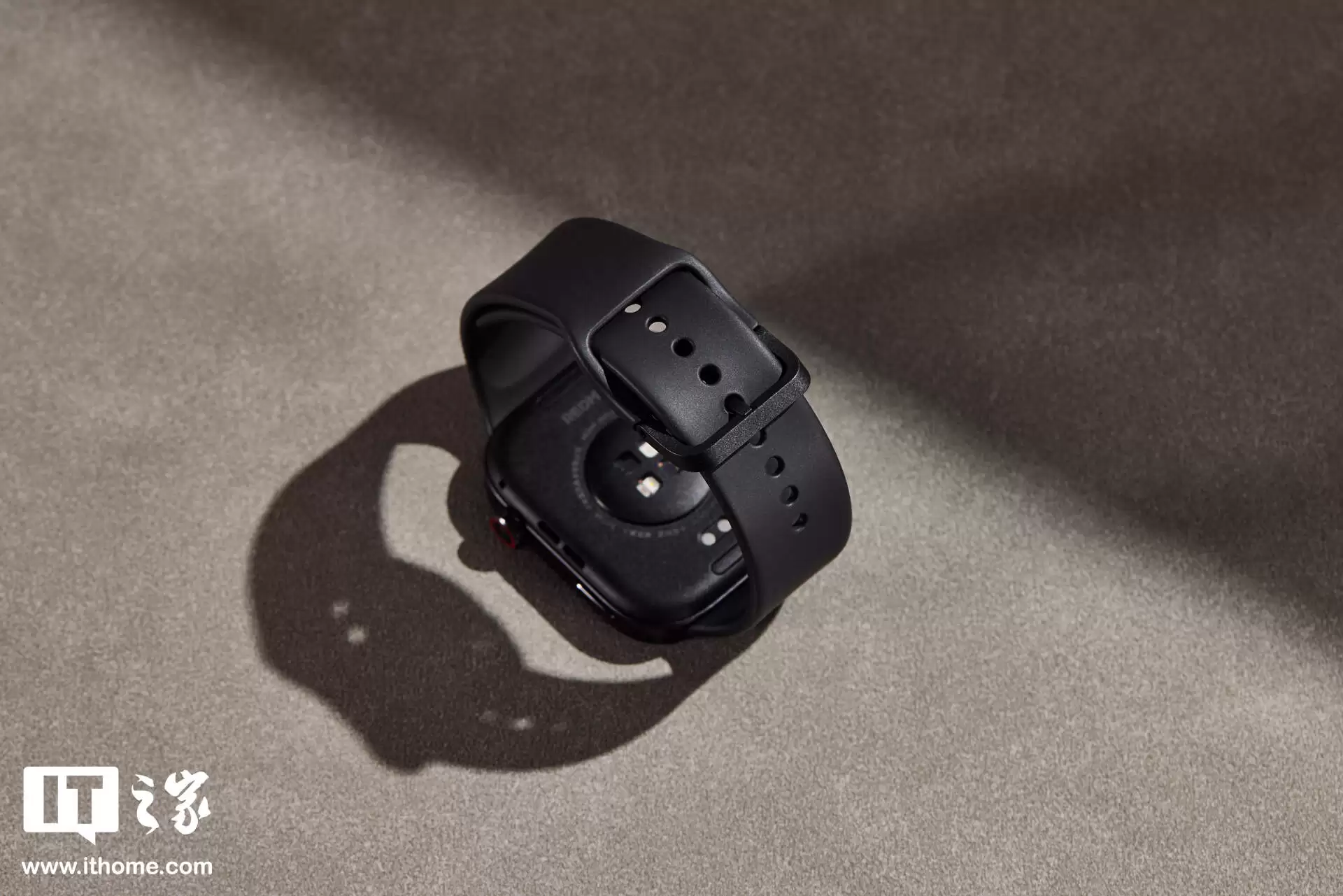 【IT之家开箱】小米 REDMI Watch 6 智能手表实拍：彩色 AOD、铝合金中框