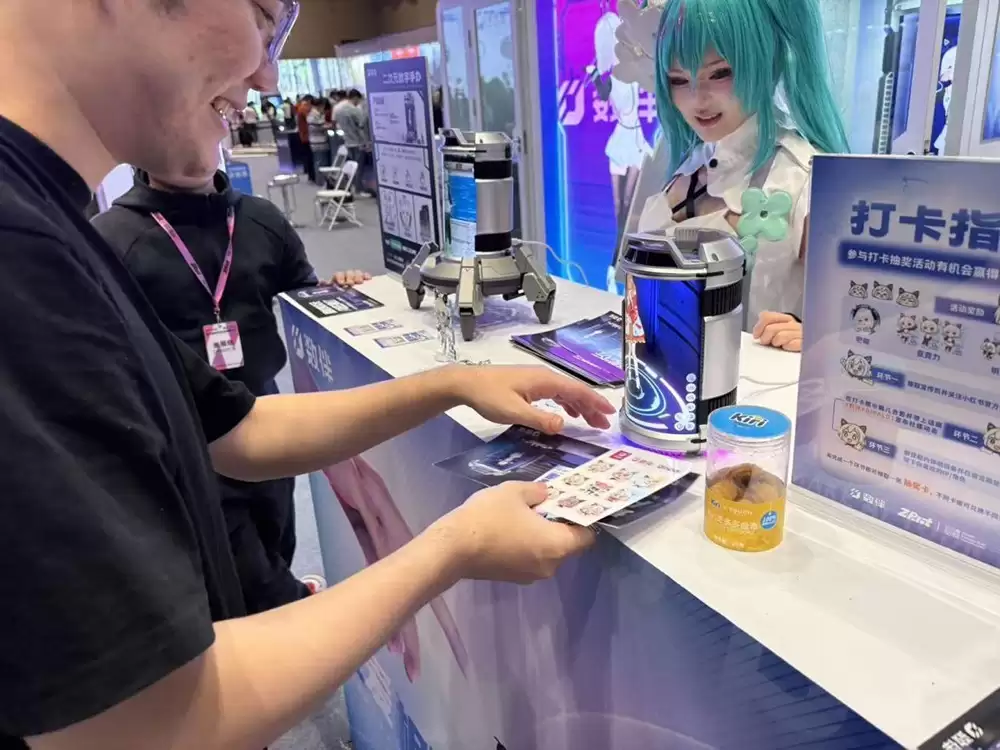 AI陪伴走进现实！数伴Dipal D1亮相WTCC，引爆年轻人打卡热潮