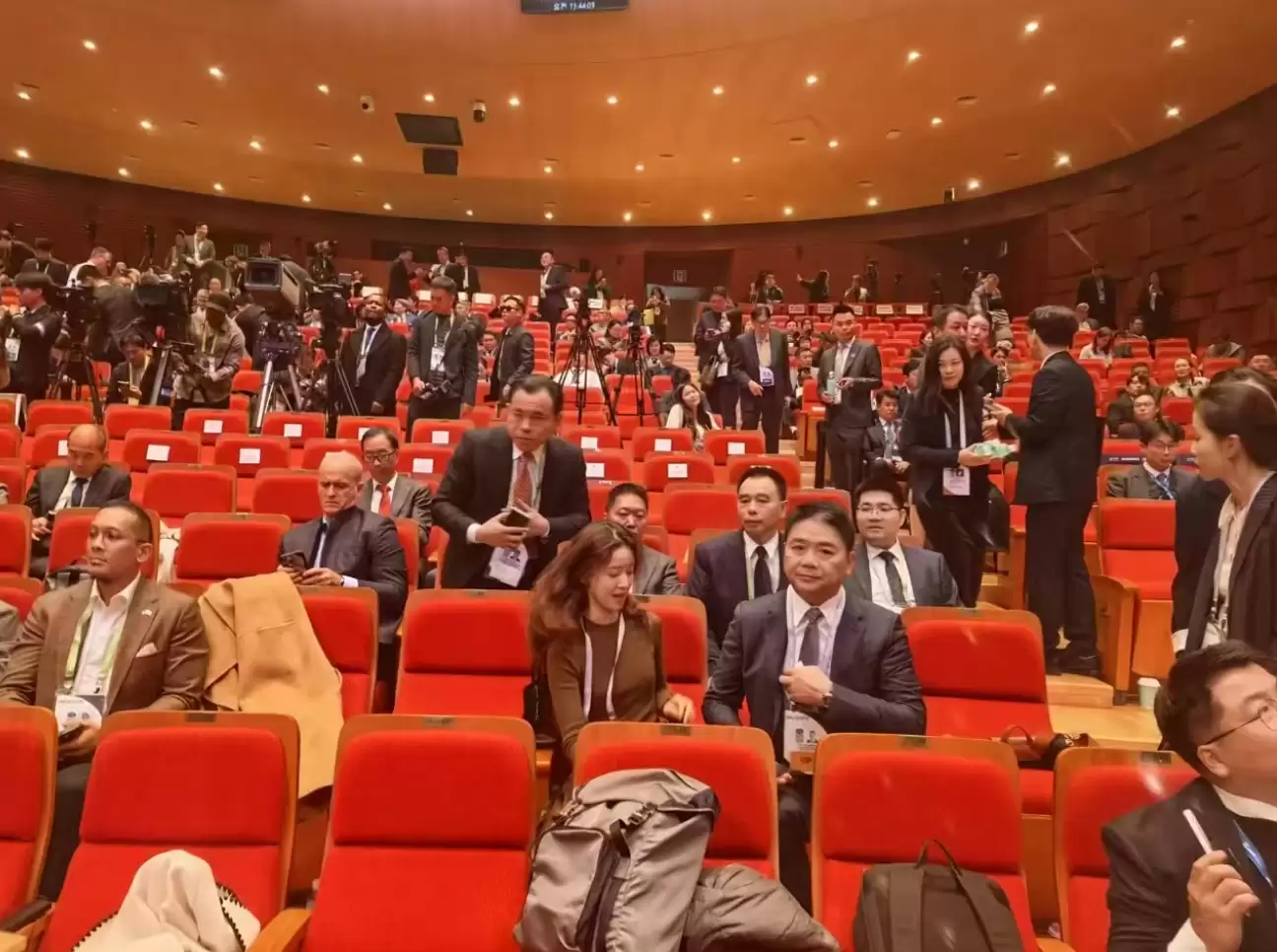 \ 005UcDGNly4i6tbuexjtrj31000que81.webp