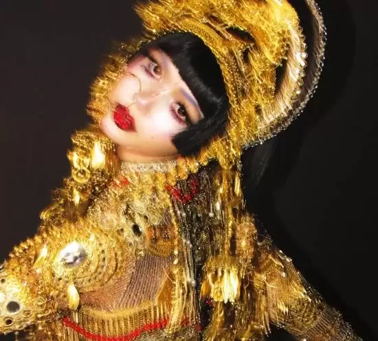 LISA万圣节神还原《爱死机》!黄金女妖美艳无比