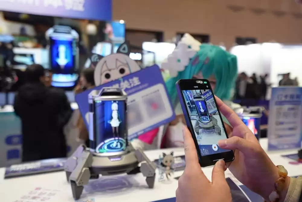 AI陪伴走进现实！数伴Dipal D1亮相WTCC，引爆年轻人打卡热潮