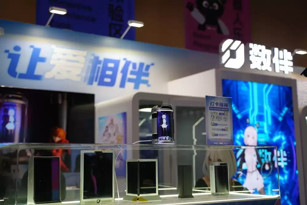 AI陪伴走进现实！数伴Dipal D1亮相WTCC，引爆年轻人打卡热潮