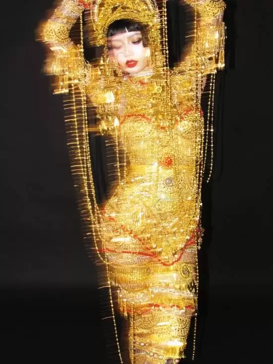 LISA万圣节神还原《爱死机》!黄金女妖美艳无比