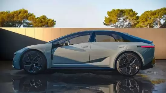 丰田全新换代卡罗拉亮相2025日本移动出行展