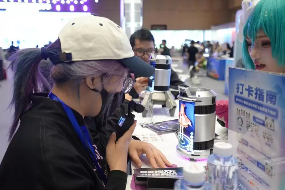 AI陪伴走进现实！数伴Dipal D1亮相WTCC，引爆年轻人打卡热潮