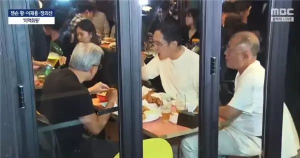 时隔15年访韩 黄仁勋与三星李在镕、现代汽车郑义宣吃炸鸡、喝交杯酒