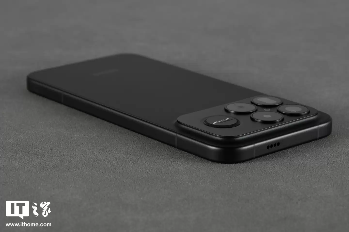 【IT之家开箱】Redmi K90 Pro Max 黑色款手机图赏：全新设计语言，质感出众