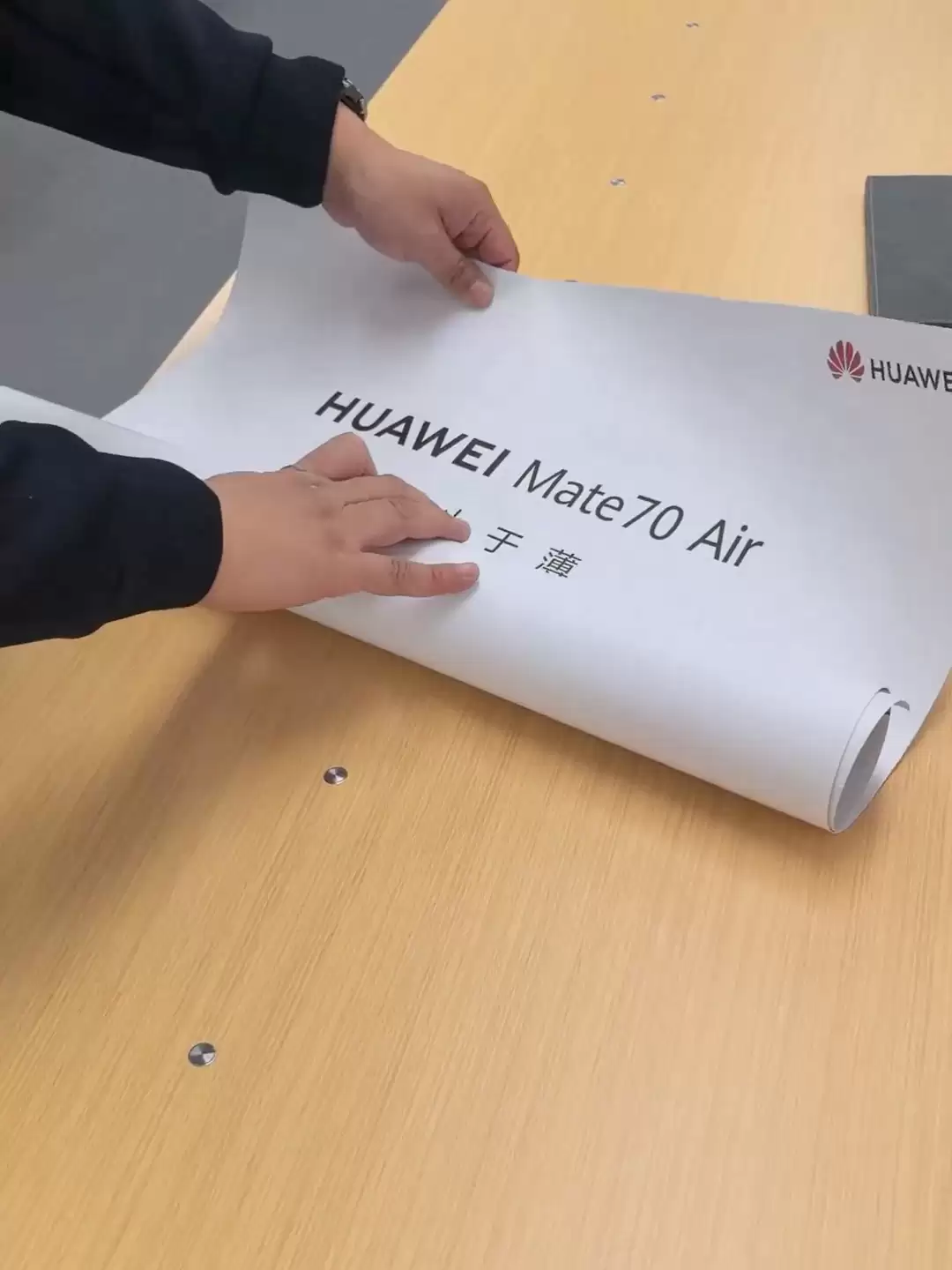 史上最薄 Mate：华为 Mate 70 Air 手机海报曝光，口号“不止于薄”