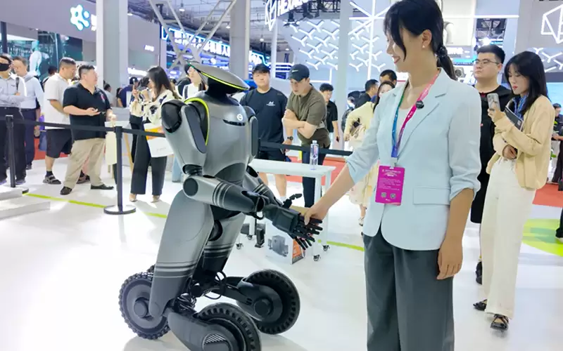 广汽第四代机器人 GoMate Mini 官宣，已在广州地铁参与安防、巡检等工作