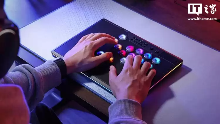 海盗船首款无摇杆格斗游戏手台 Novablade Pro 发布：支持三模连接，通过索尼 PS 授权