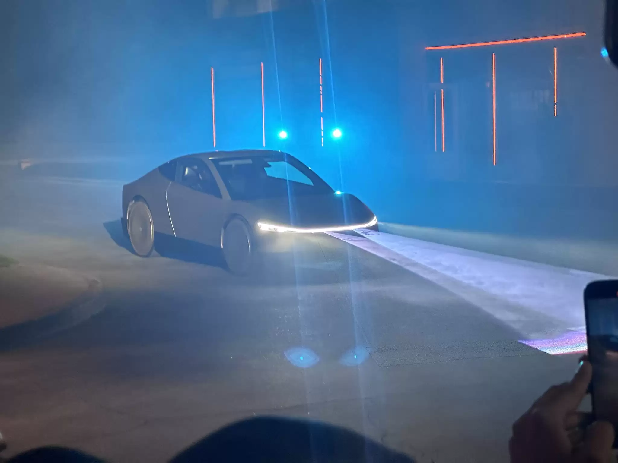 特斯拉 Cybercab 首次在公共道路上进行测试，有驾驶员和外后视镜