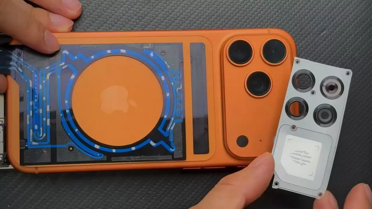 网友水冷改造苹果 iPhone 17 Pro Max,安兔兔跑分提升约 8%