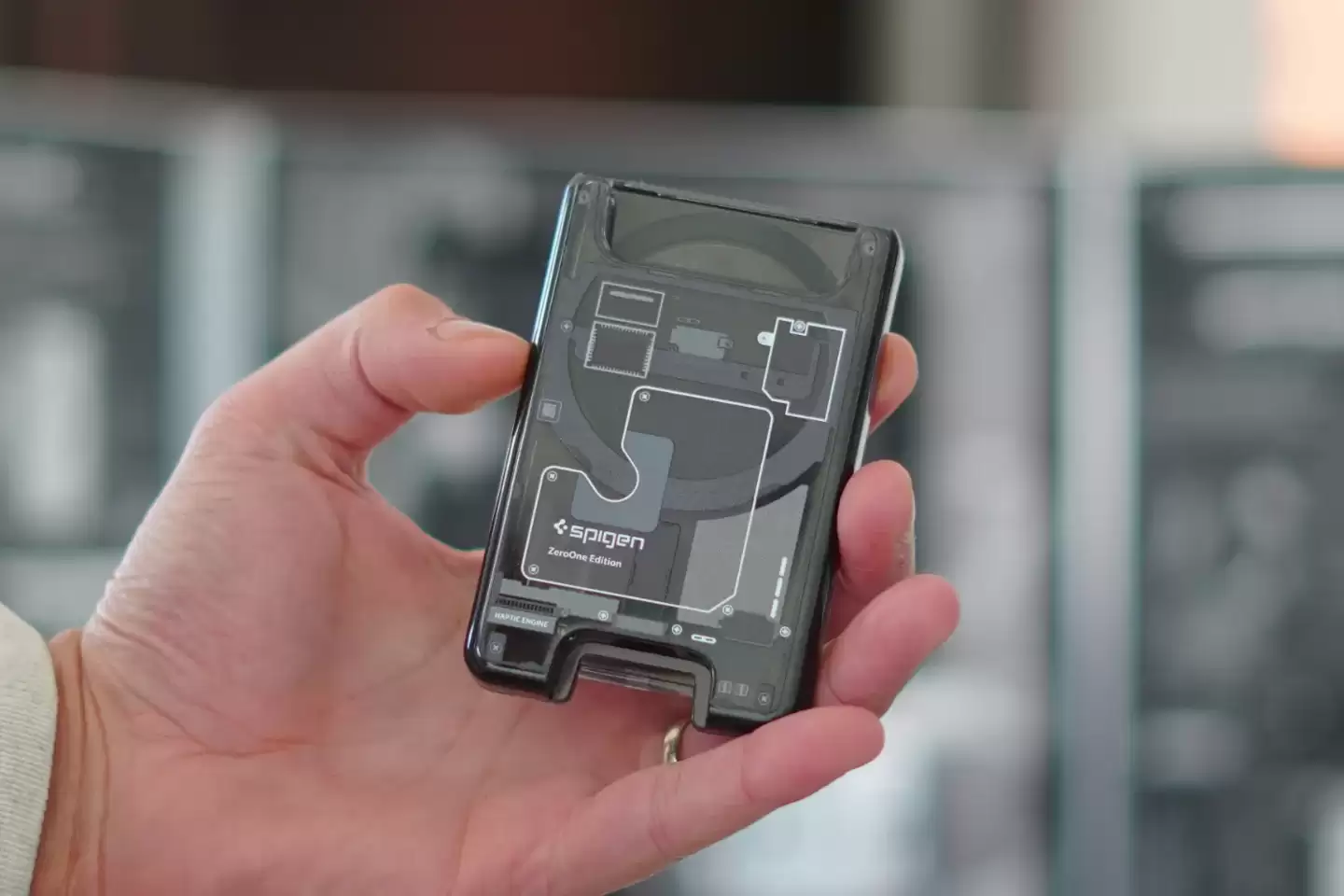 Spigen 推出 Zero:One 手机壳，让 iPhone 17 系列秒变“透明探索版