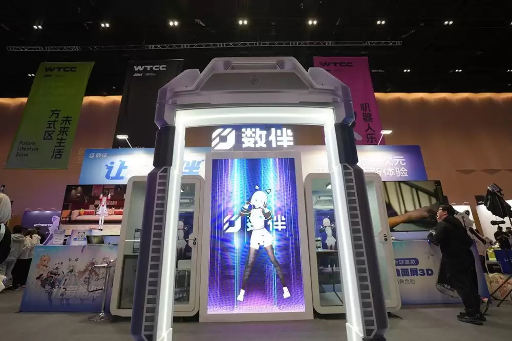 AI陪伴走进现实！数伴Dipal D1亮相WTCC，引爆年轻人打卡热潮