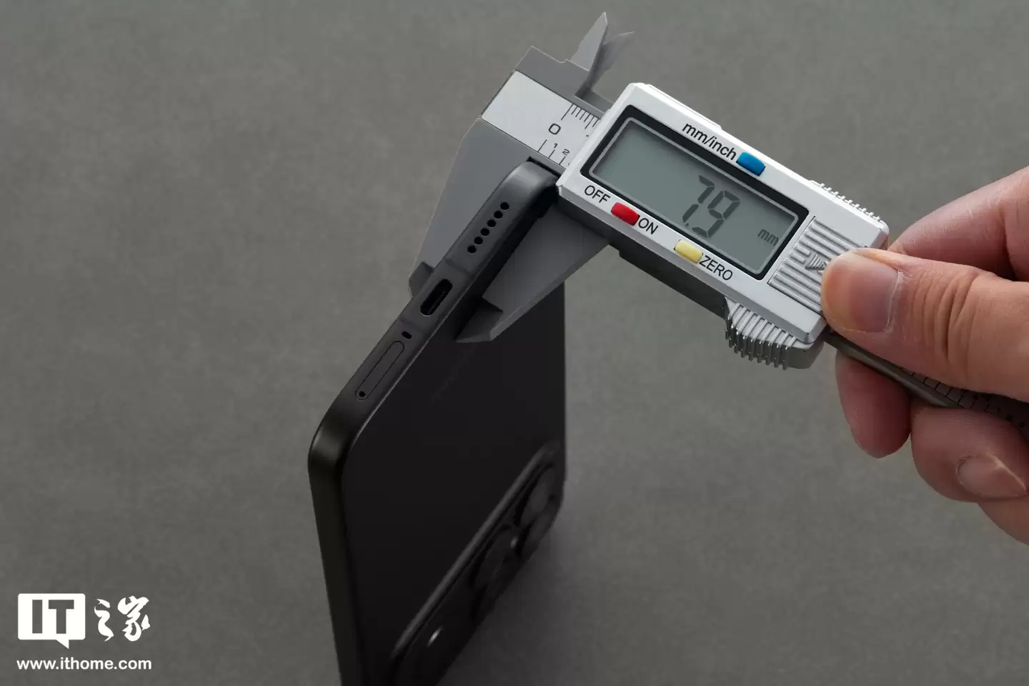 【IT之家开箱】Redmi K90 Pro Max 黑色款手机图赏：全新设计语言，质感出众