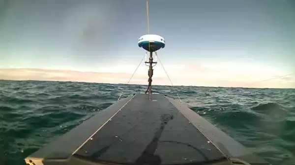 美国“光鱼”无人水面艇遭鲨鱼袭击 摄像头拍到惊愕一幕