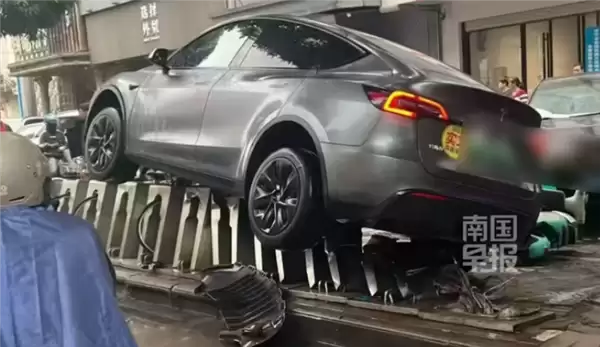 特斯拉事故骑到共享自动车头上+女司机在车上被吓哭