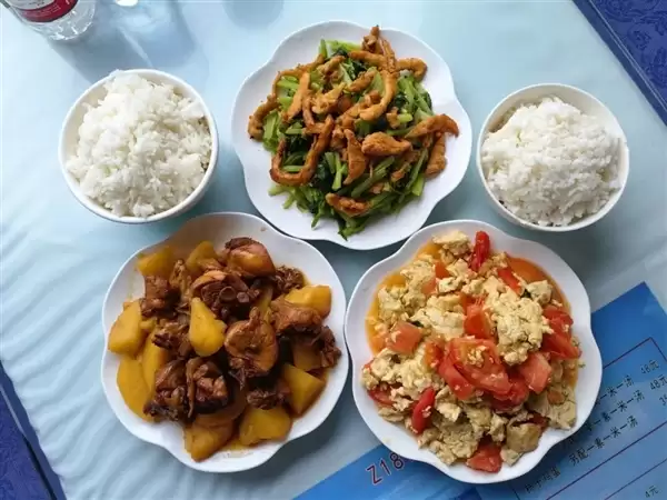 原来绿皮火车的菜都是现炒的 厨师练就晃动中掌勺绝技