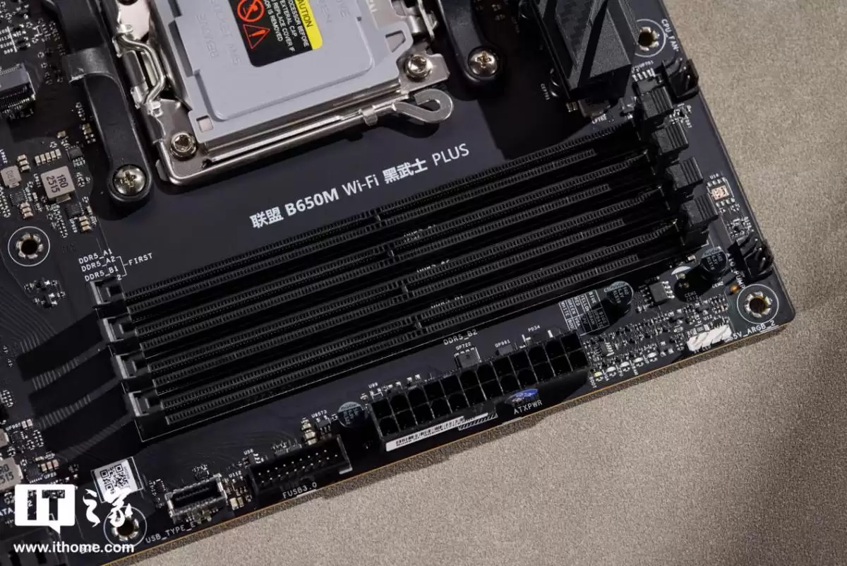 【IT之家开箱】影驰联盟B650M Wi-Fi 黑武士 PLUS主板图赏：硬核「黑武士」再临