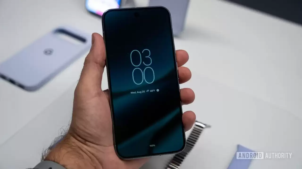 谷歌安卓17极简省电界面首曝，手机息屏也能导航指路