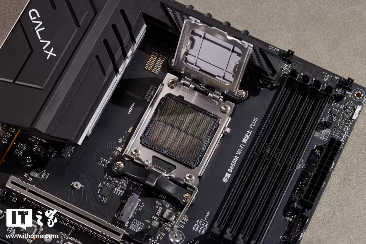 【IT之家开箱】影驰联盟B650M Wi-Fi 黑武士 PLUS主板图赏：硬核「黑武士」再临