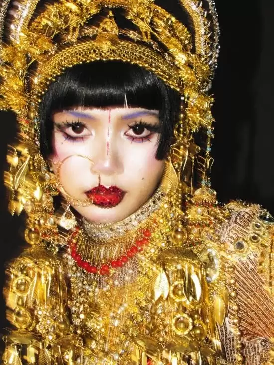 LISA万圣节神还原《爱死机》！黄金女妖美艳无比