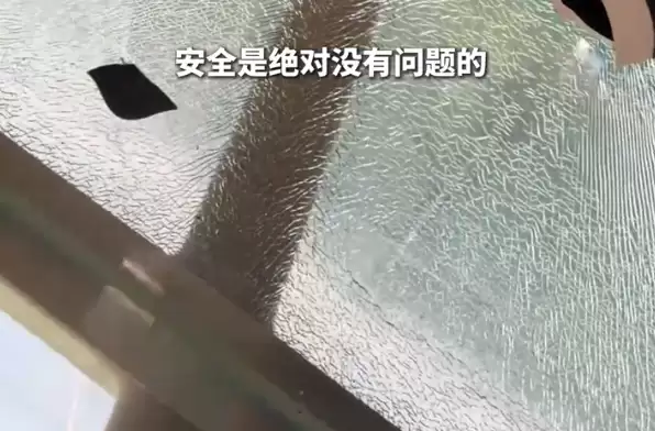西安火锅店回应空中座位玻璃碎裂：玻璃共有5层 仅表面碎裂