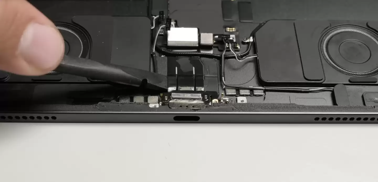 iFixit 拆解苹果 M5 iPad Pro：难修，但可以修