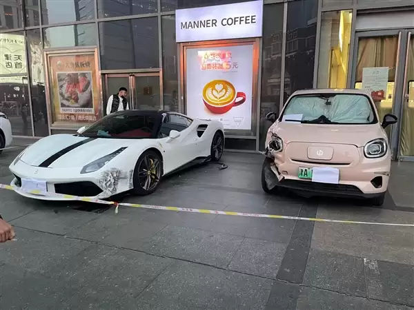 含一辆法拉利488!62岁大妈开车误操作连撞多车:官方通报