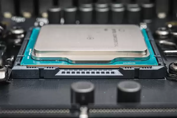 英伟达在中国的市场份额已从95%暴跌至0!黄仁勋警告:这对美国伤害更大