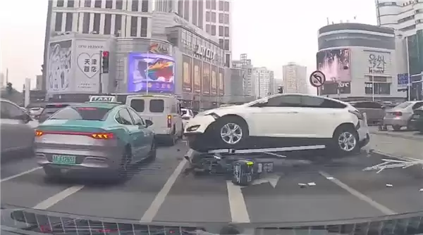 含一辆法拉利488!62岁大妈开车误操作连撞多车:官方通报