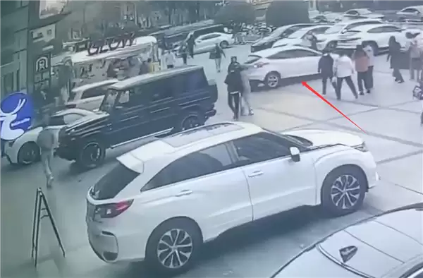 含一辆法拉利488!62岁大妈开车误操作连撞多车:官方通报