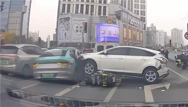 含一辆法拉利488!62岁大妈开车误操作连撞多车:官方通报