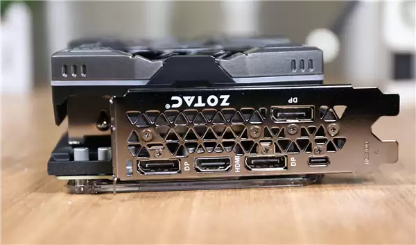 AMD RX 7900显卡的USB-C接口废了！不再能充电