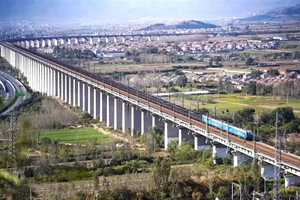 106节车厢的超长火车震撼再现!一次载重1.2万吨