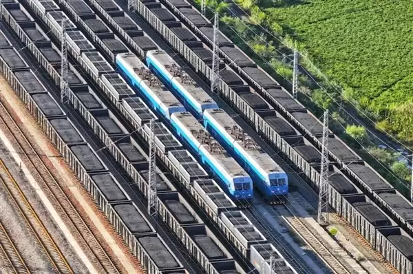 106节车厢的超长火车震撼再现!一次载重1.2万吨