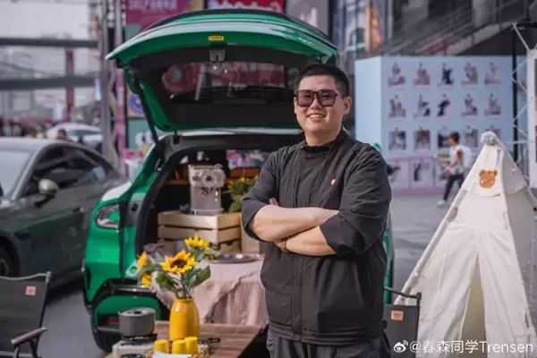 重庆50台小米汽车举办后备箱集市 雷军点赞